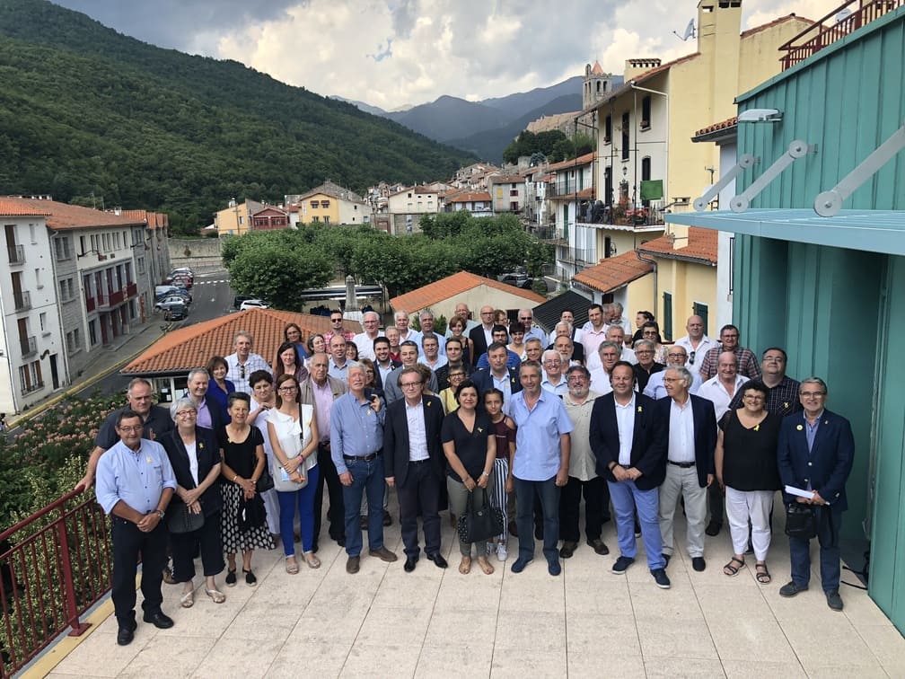 24 de juliol de 2018, Prats de Molló. Un centenar d’alcaldes i alcaldesses de les dues bandes del Pirineu presenten un manifest per al respecte a les llibertats i els drets fonamentals de Catalunya.