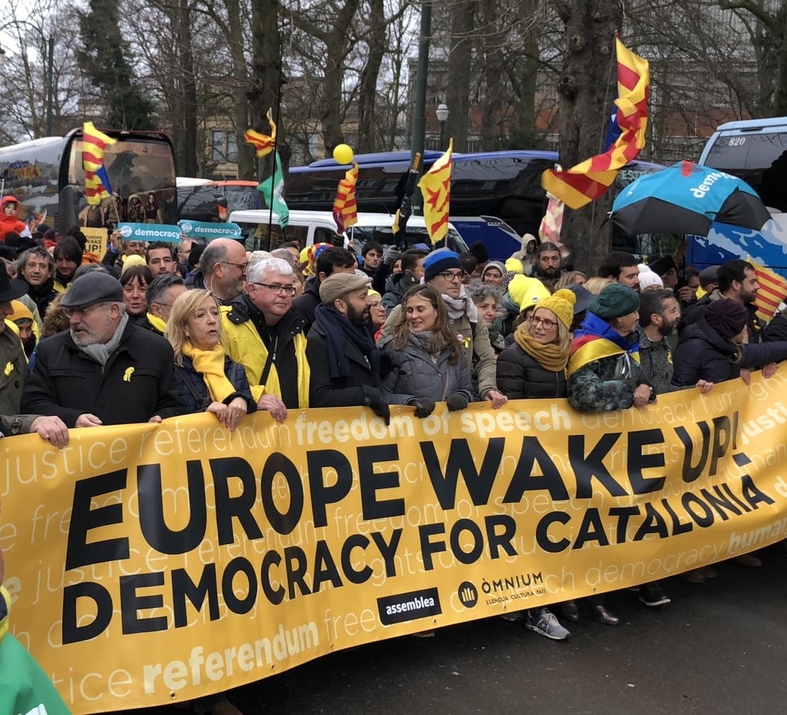 7 de desembre de 2017. L’AMI participa a la multitudinària manifestació de Brussel·les “Wake Up Europe!” organitzada per l’Assemblea Nacional Catalana i Òmnium Cultural, amb la participació de molts alcaldes i alcaldesses de Catalunya.