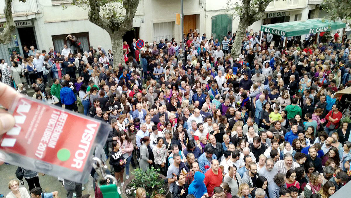1 d’octubre de 2017, Barcelona. Els visitants internacionals segueixen l’activitat als centre de votació.